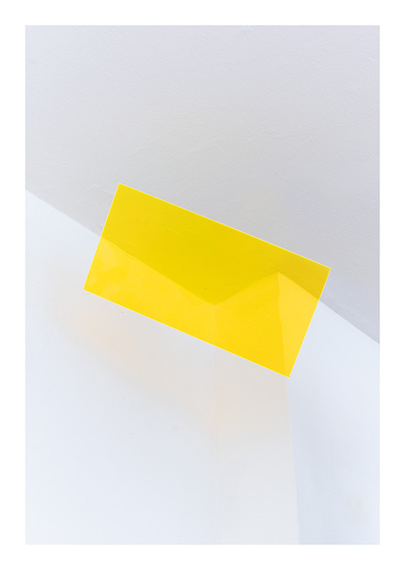 Ecke einer Wand im Innenraum, alles weiß. Hellgelbes Plexiglas »markiert« einen Bereich